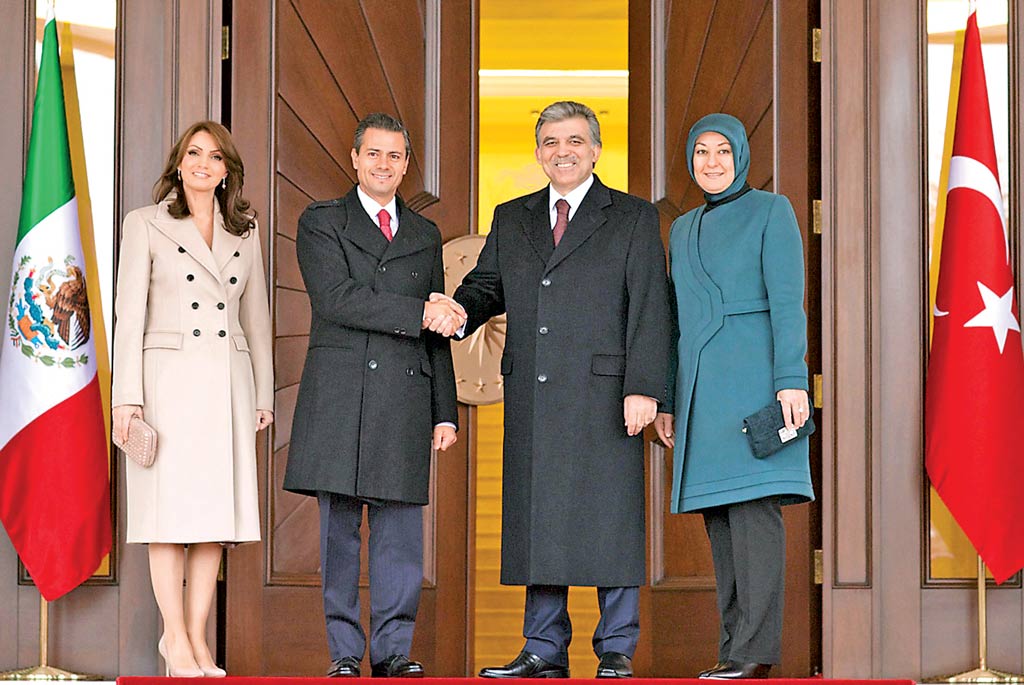 Los presidentes de México y Turquía, Enrique Peña Nieto y Abdullah Gül, acompañados de sus esposas, Angélica Rivera y Hayrünnisa Gül. Los presidentes de México y Turquía, Enrique Peña Nieto y Abdullah Gül, acompañados de sus esposas, Angélica Rivera y Hayrünnisa Gül.