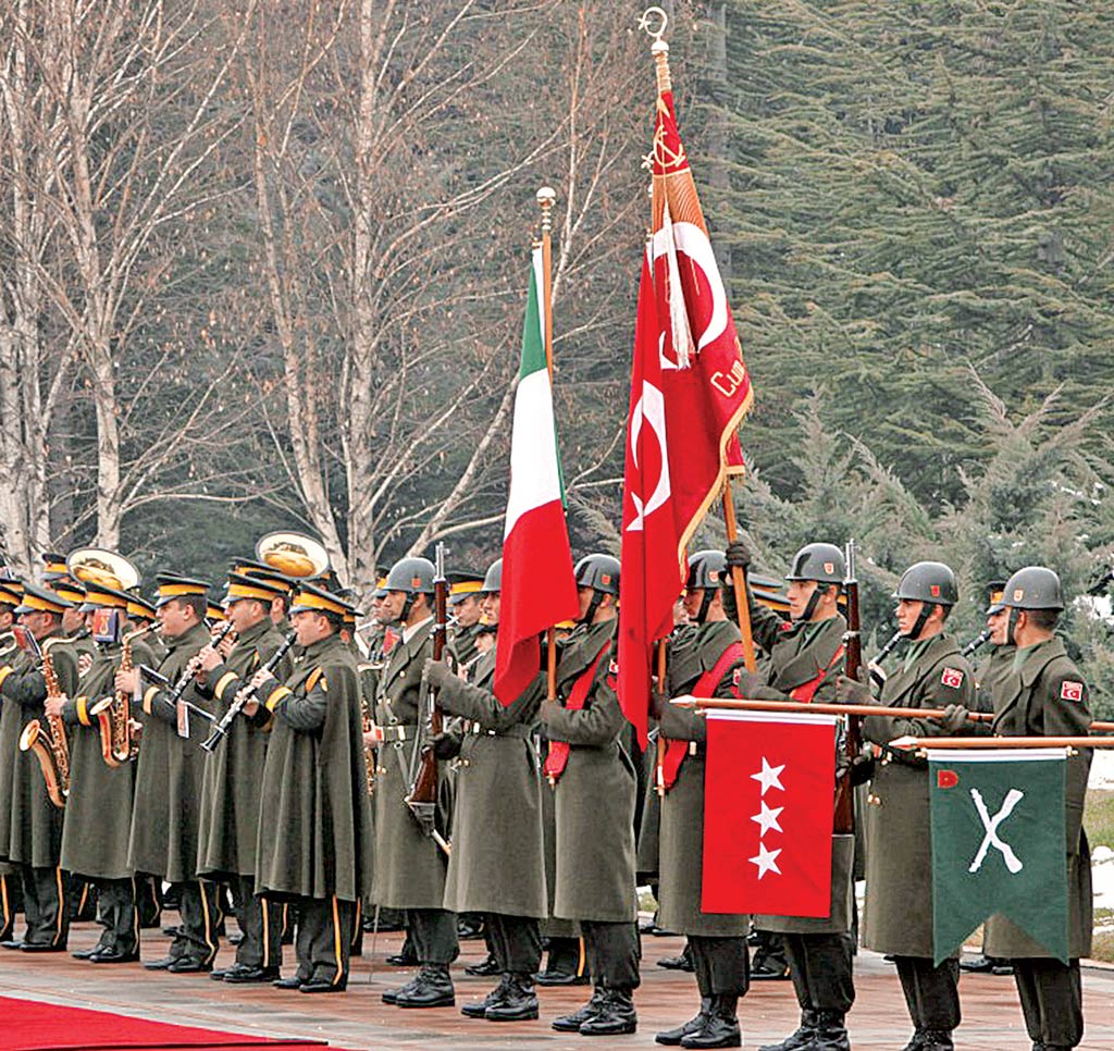 El presidente Enrique Peña Nieto pasó revista a la guardia de honor y saludó en turco (hola, soldado) a los militares locales. Foto: Especial El presidente Enrique Peña Nieto pasó revista a la guardia de honor y saludó en turco (hola, soldado) a los militares locales. Foto: Especial