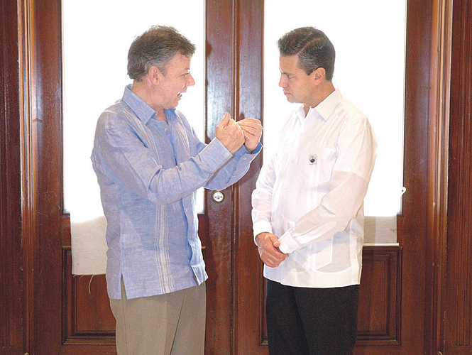 En el marco de la gira que realizó a Haití para asistir a la V Cumbre de la Asociación de Estados del Caribe, Enrique Peña Nieto saludó a su homólogo de Colombia, Juan Manuel Santos. Foto: Especial