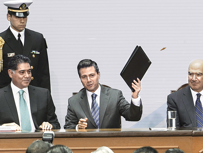 El presidente Enrique Peña Nieto presentó ayer su plan hídrico en Palacio Nacional. En la imagen, con el gobernador de Durango, Jorge Herrera Caldera (izquierda), y el titular de la Semarnat, Juan José Guerra Abud (derecha). Foto: Eduardo Jiménez El presidente Enrique Peña Nieto presentó ayer su plan hídrico en Palacio Nacional. En la imagen, con el gobernador de Durango, Jorge Herrera Caldera (izquierda), y el titular de la Semarnat, Juan José Guerra Abud (derecha). Foto: Eduardo Jiménez