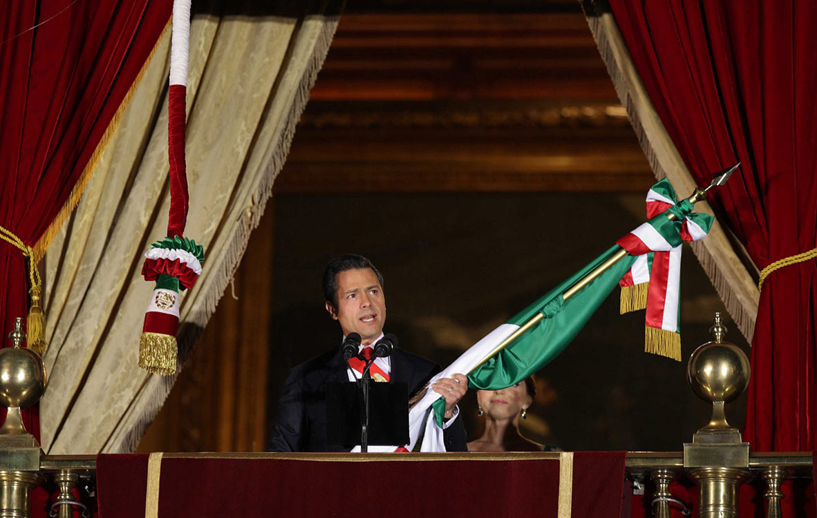 Momento en que Enrique Peña Nieto ondeó la bandera de México. Foto: Notimex Momento en que Enrique Peña Nieto ondeó la bandera de México. Foto: Notimex