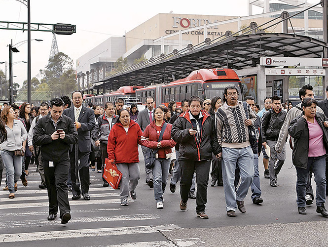 El Metrobús sólo llegaba, de norte a sur, a la estación Buenavista, por lo que miles de usuarios tuvieron que caminar sobre Insurgentes. El Metrobús sólo llegaba, de norte a sur, a la estación Buenavista, por lo que miles de usuarios tuvieron que caminar sobre Insurgentes.