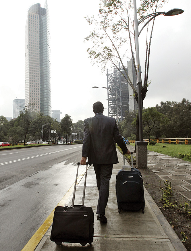 Por la mañana, los cierres viales en Reforma llegaron hasta Circuito Interior, dejando la caminata como única manera de llegar al Centro. Por la mañana, los cierres viales en Reforma llegaron hasta Circuito Interior, dejando la caminata como única manera de llegar al Centro.