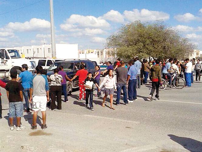Familiares y vecinos de la colonia Paseo de las Flores, en Reynosa, Tamaulipas, protestaron por la muerte de los cinco estudiantes de secundaria. Foto: Héctor González