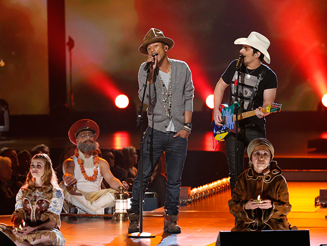 Pharrell Williams con Brad Paisley cantaron 'Here comes the sun'. (Reuters) Pharrell Williams con Brad Paisley cantaron 'Here comes the sun'. (Reuters)