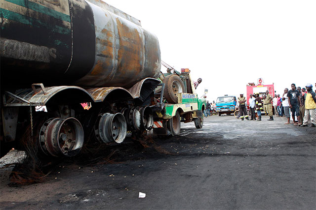 Accidente mortal. Al menos 29 personas murieron en Uganda al estallar una pipa de gasolina tras ser chocada por un automóvil en una carretera.