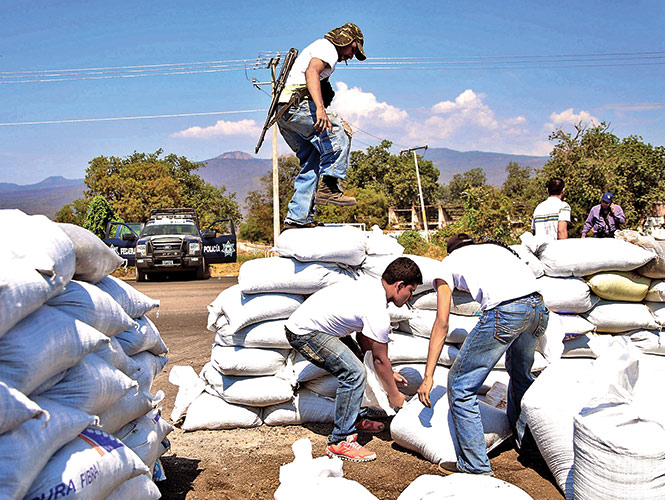 Civiles armados, apoyados por las fuerzas federales, instalaron barricadas en los accesos a Apatzingán, Michoacán.