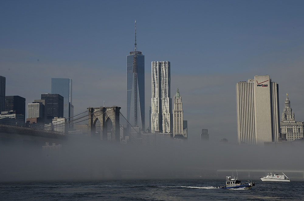 Una densa niebla cubre el puente de Brooklyn en Nueva York.