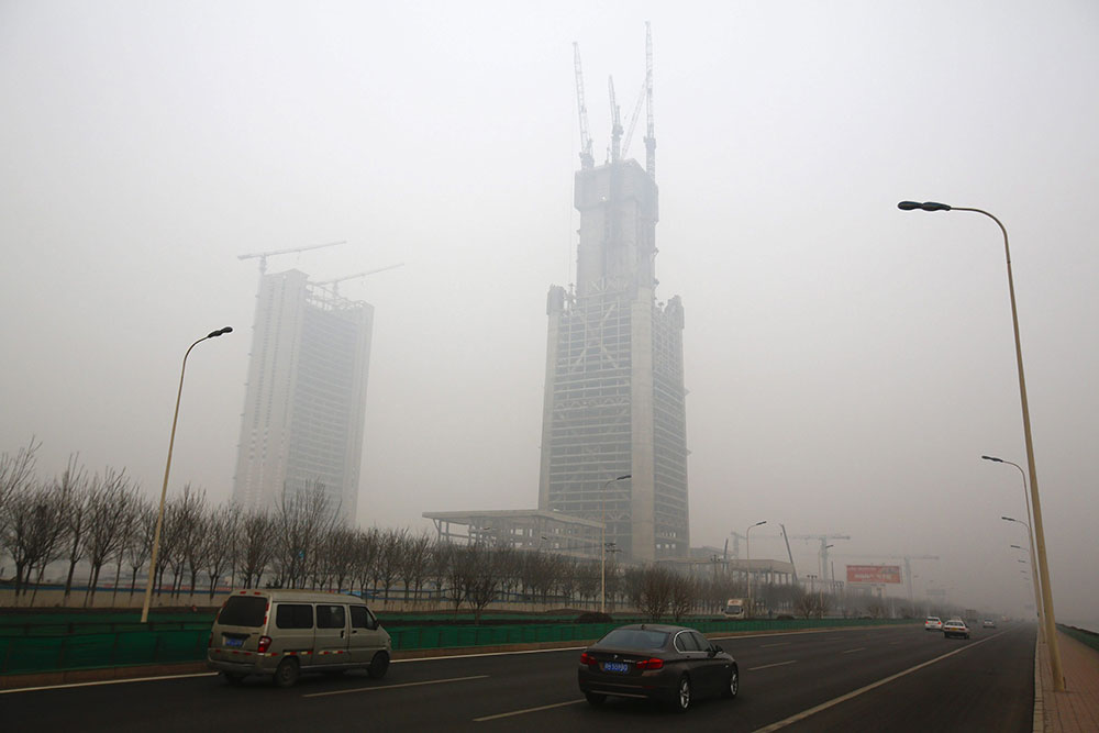 Imagen de una calle de Tianjin cubierta por la contaminación. Los niveles de contaminación en China se situan unas quince veces por encima del límite indicado por la Organización Mundial de la Salud.