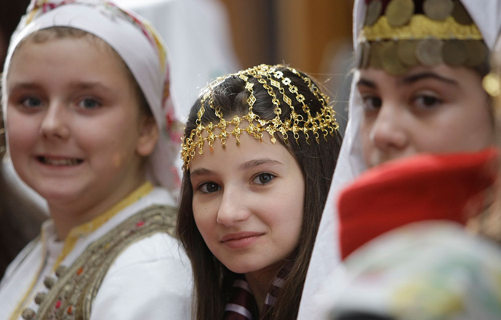 Niñas bosnias musulmanas con vestidos tradicionales durante la inauguración de la biblioteca Gazi Husrev-bey en Sarajevo.