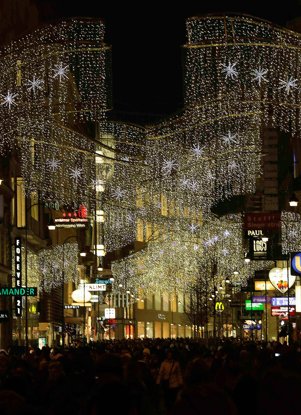 Cerca de la Navidad. Las calles de Viena se iluminan con luces de colores mientras la gente compra regalos en las tiendas de la capital austriaca. Cerca de la Navidad. Las calles de Viena se iluminan con luces de colores mientras la gente compra regalos en las tiendas de la capital austriaca.