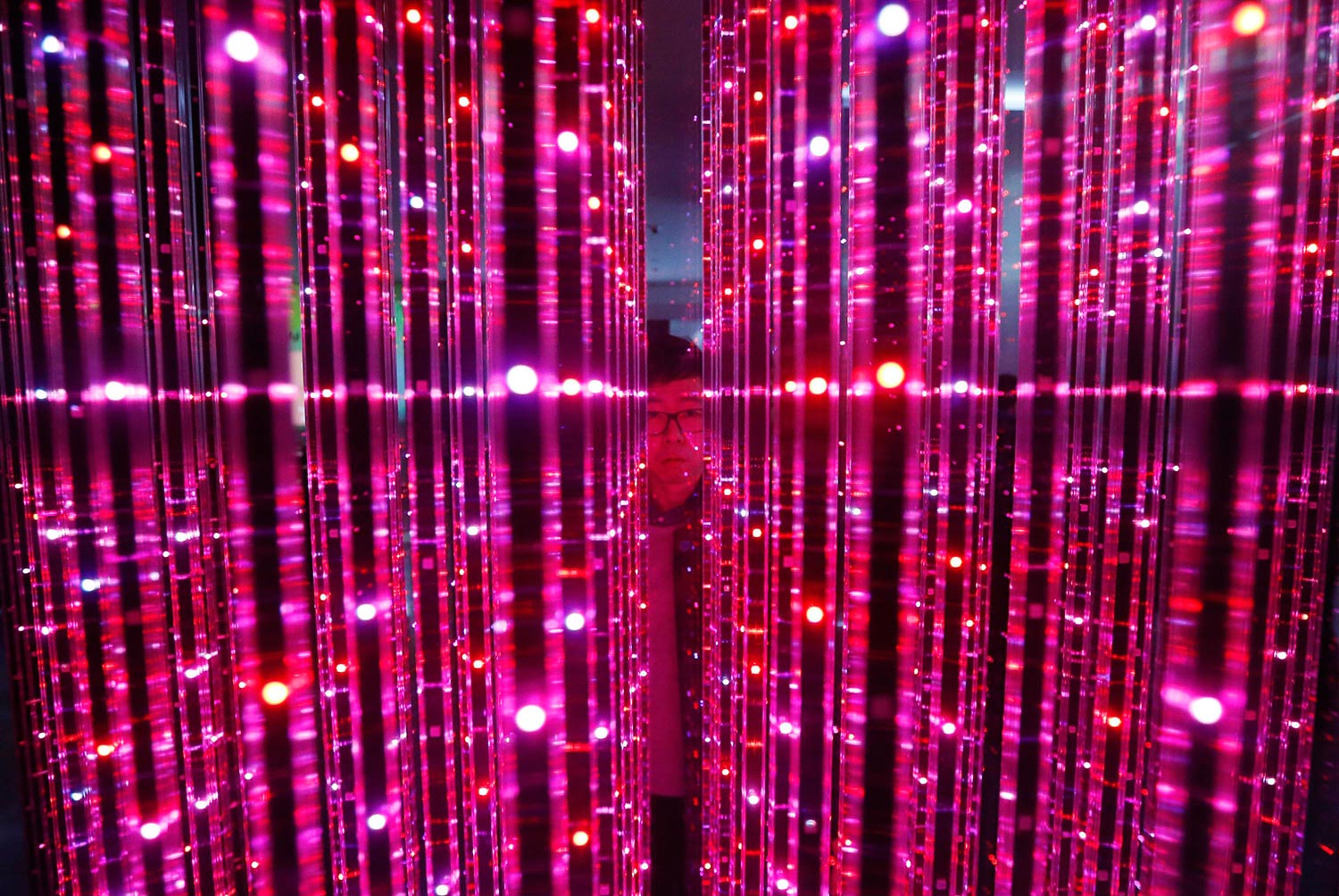 Iluminati. Un hombre posa entre una instalación de más de 40 mil luces LED.