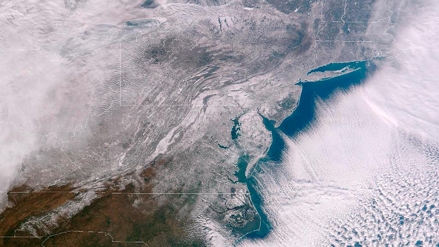 Nieve. En esta imagen satelital captada por la NASA muestra varios estados de Estados Unidos cubiertos de nieve, debido a una tormenta invernal.