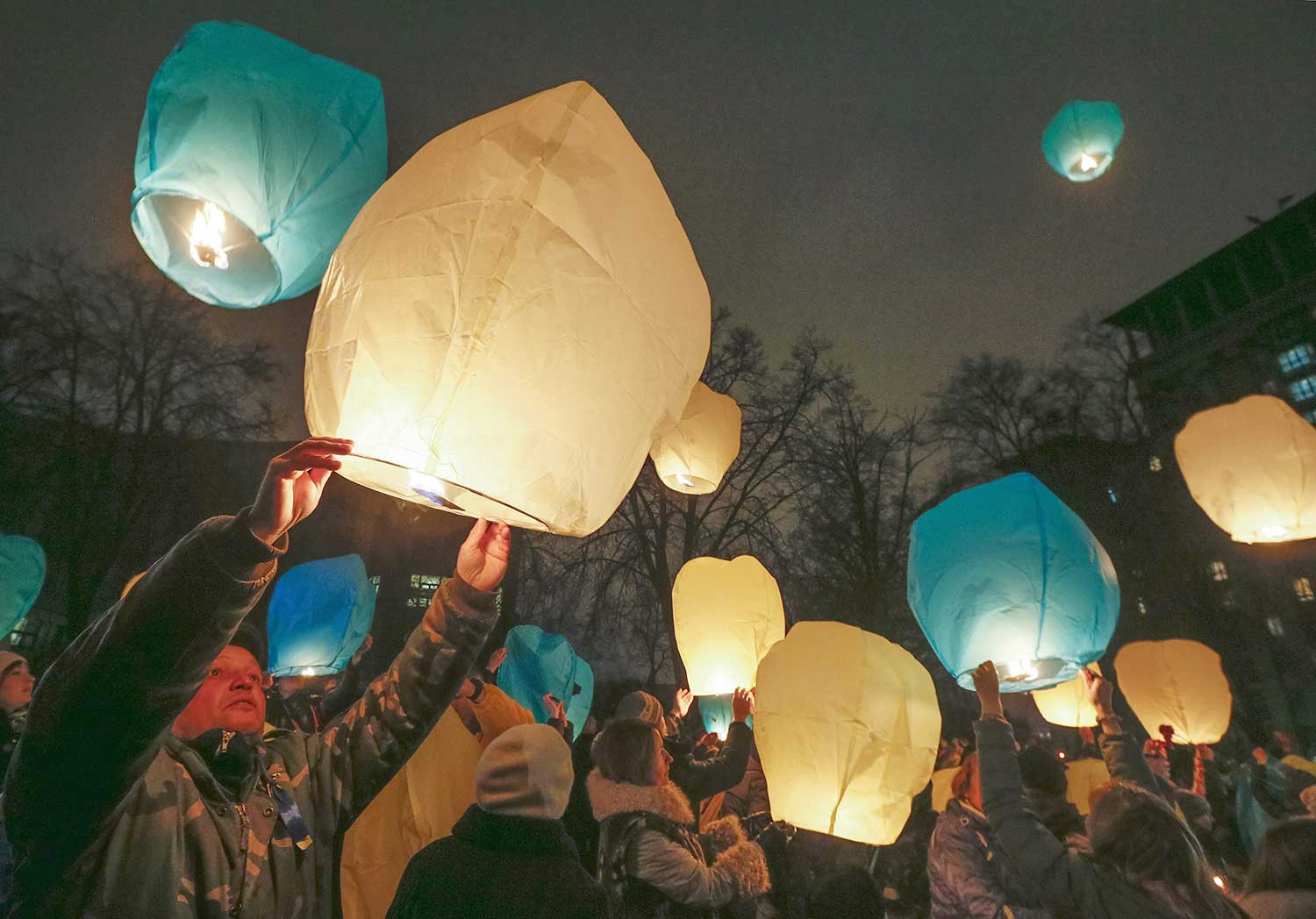 En Ucrania lanzan globos de cantoya para pedir paz en el país, luego de los conflictos desatados durante las últimas semanas.