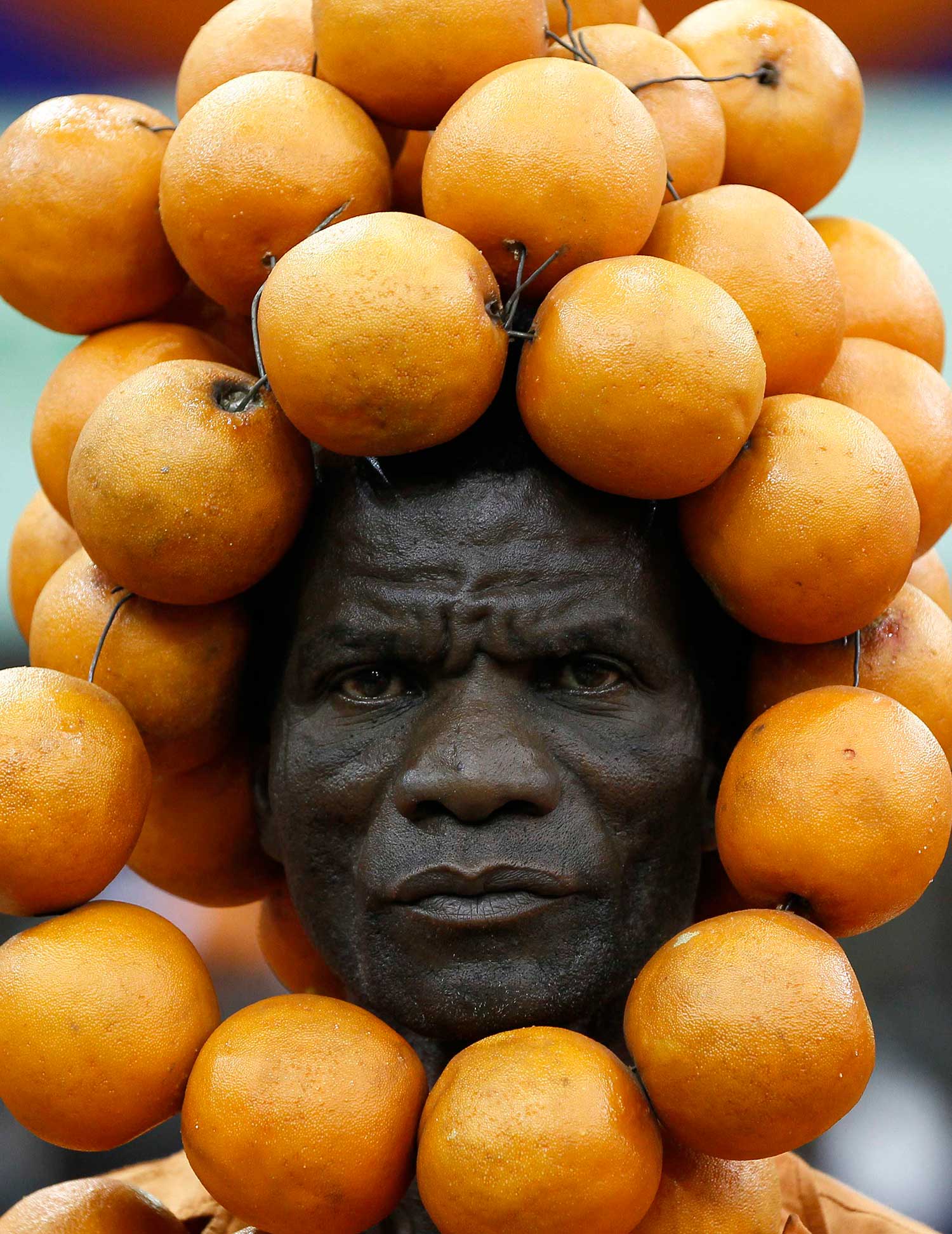 Un aliado del Movimiento Democrático de las Naranjas se adorna la cabeza con esas frutas durante la convención de delegados nacionales en Kenia.