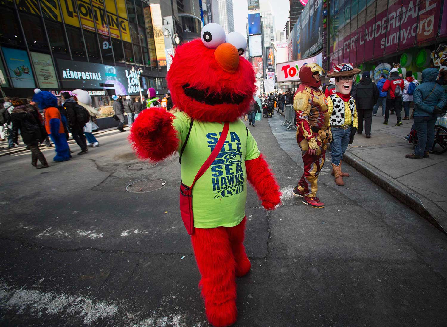 Un hombre disfrazado con una botarga de Elmo apoya a Seahawks de Seattle, en Times Square.