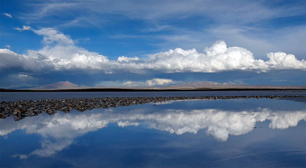Postal de la naturaleza. Una imagen panorámica del lago salado del desierto de Uyuni, en Bolivia, donde se lleva a cabo el Rally Dakar.
