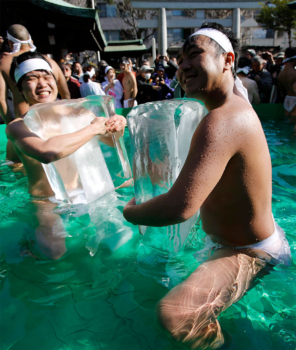 Desafían el frío. Dos hombres abrazan sendos bloques de hielo con el objetivo de ‘limpiar su alma’, mientras participan en un ritual de año nuevo en el santuario de Tppozu Inari, en Tokio, Japón.