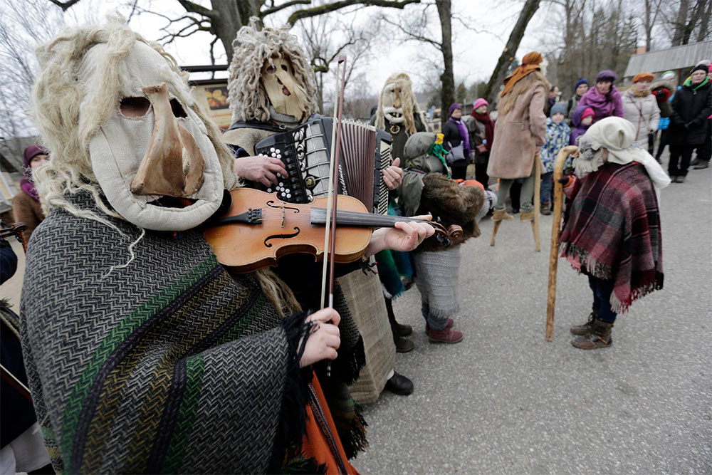 La banda desconocida. Músicos enmascarados tocan una melodía rutante el Festival Shrovetide, en la localidad de Turaida, en Letonia.