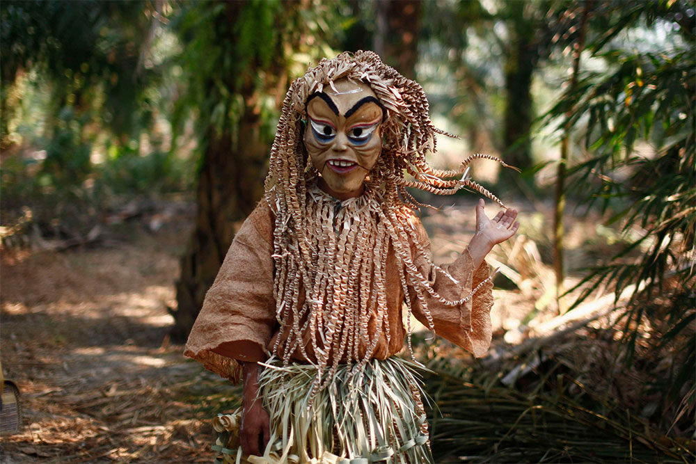 Con el ceño fruncido. Un hombre de la tribu Mah Meri aguarda su turno para participar en una ceremonia en honor a sus ancenstros, en la localidad de Sungai Bumbun, en Malasia.