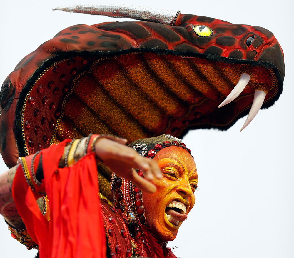 Se mete en el personaje. Una mujer disfrazada de cobra toma parte en el carnaval de Sao Paulo.