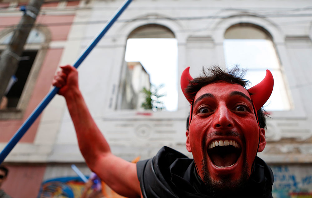 El diablo anda suelto. Un hombre disfrazado de demonio participa en una fiesta callejera del carnaval de Río de Janeiro, en Brasil.