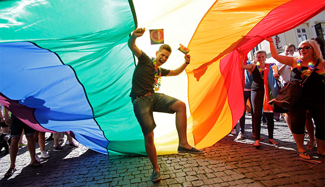 Orgullo gay. Un activista homosexual baila alegremente bajo una badera de arcoiris durante el desfile del orgullo gay en Praga, República Checa.