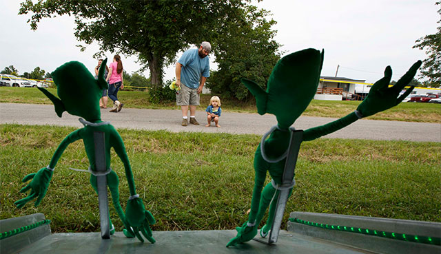 Encuentro lejano. Un abuelo y su nieto admiran unas figuras de alienígenas durante un festival de encuentros extraterrestres en la localidad Kelly-Hopkinsville, en Kentucky.