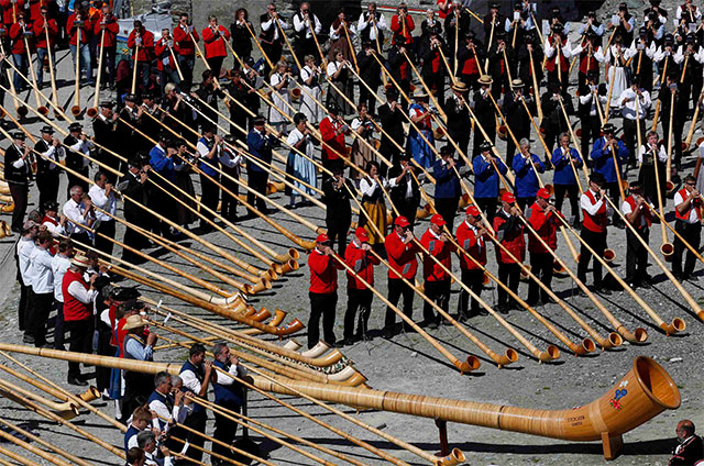 Soplan récord. Un grupo de intérpretes de cornos alpinos tocan al unísono con el objetivo de imponer una nueva marca mundial de más personas tocando al mismo tiempo este instrumento, en la localidad suiza de Gornergrat.