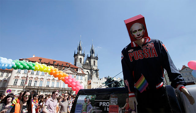 Maquillan a Putin. Participantes del festival del orgullo gay en Praga, República Checa, parodian la imagen del presidente ruso, Vladimir Putin, quien ha sido duramente criticado en las últimas semanas por su homofobia.