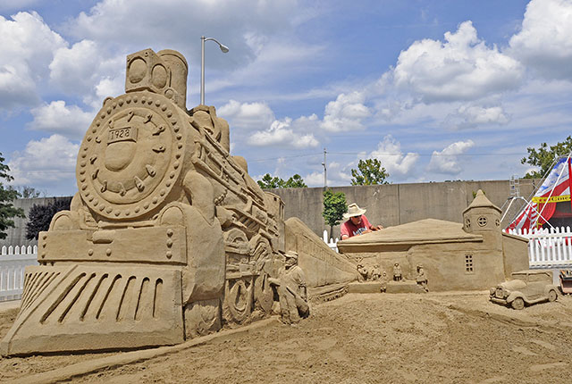 Pone su granito de arena. El artista estadunidense Damon Farmer da los últimos toques a su escultura de arena en Maysville, Kentucky.