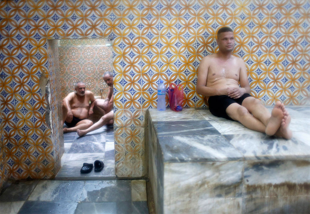 En la intimidad. Hombres libios disfrutan de un baño turco en la ciudad de Trípoli.