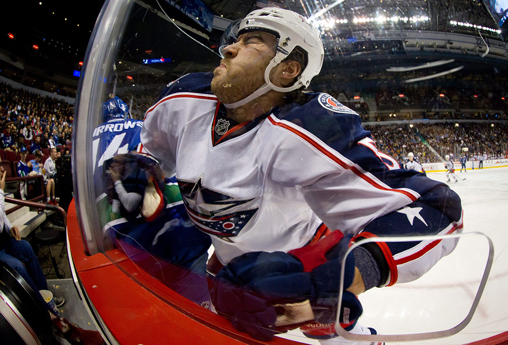 Golpazo. El jugador de hockey David Savard choca contra la valla de protección tras ser empujado por un rival en un partido celebrado en Vancouver.