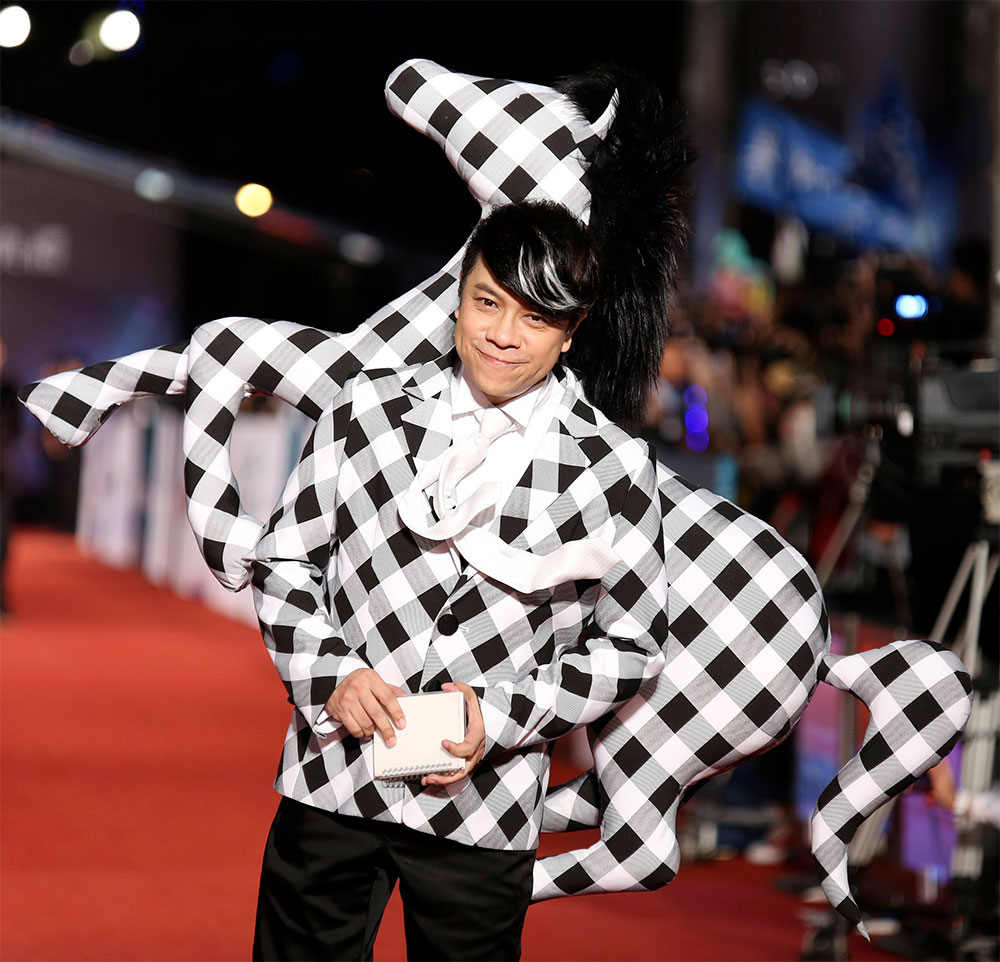 ¿Quién es el jinete? El presentador de televisión tailandés Kevin Tsai presume su atuendo en la alfombra roja de los premios cinematográficos Caballos de Oro, considerados la versión asiática de los premios Óscar, en Taipei.