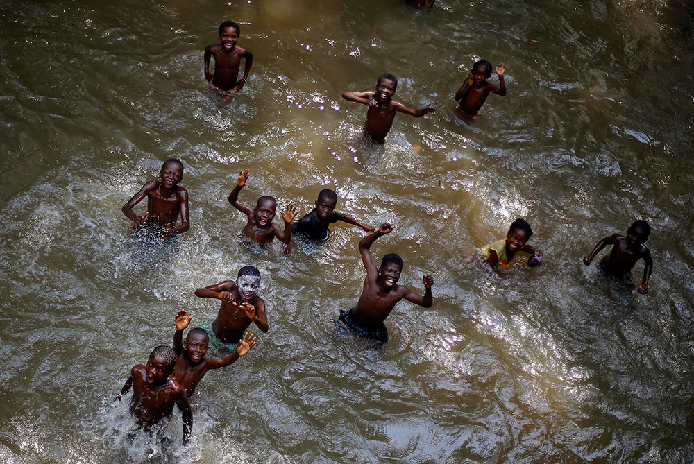 Roban cámara. Varios niños se divierten nadando en un río cercano a la villa de Bobangui, en República Centroafricana.