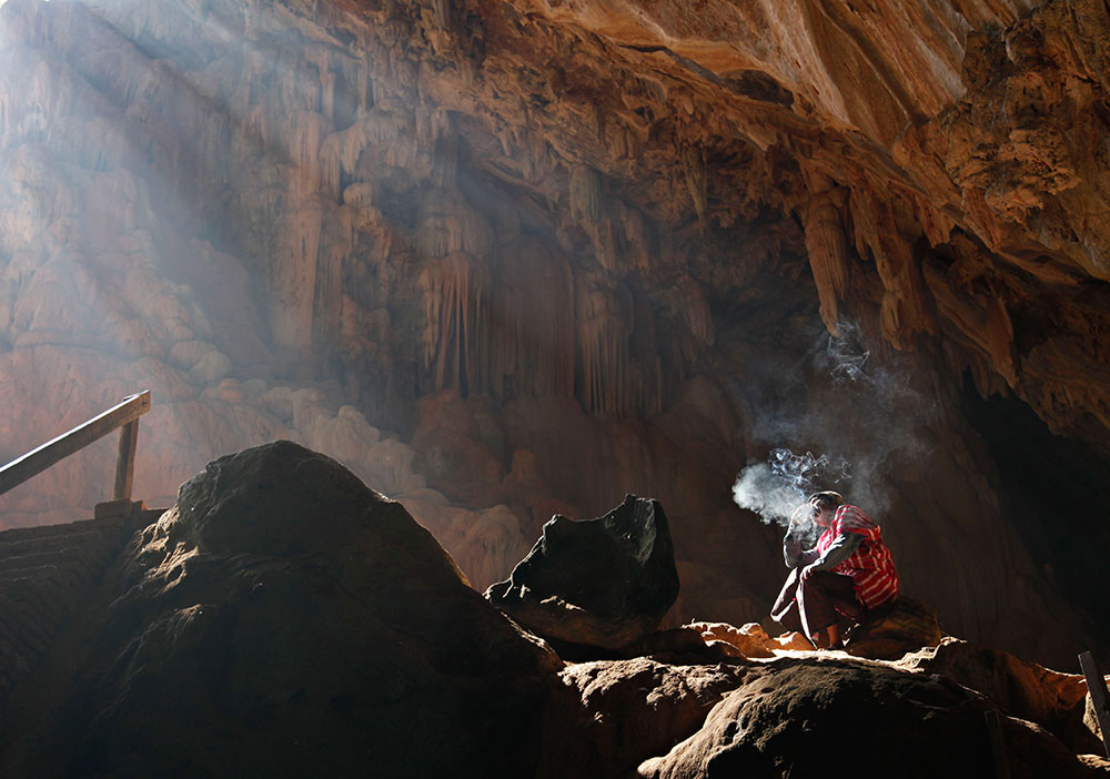 El placer de fumar. Un integrante de la etnia Karen fuma al interior de la caverna de Yathae Pyan, en el histórico poblado de Pa-An, en Birmania.