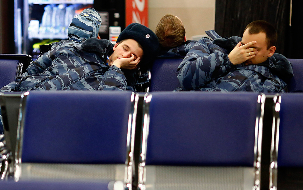 Bajan la guardia. Policías rusos toman una siesta al interior de la estación de trenes de Krasnaya Polyana, cerca de la ciudad rusa de Sochi, sede de los Juegos Olímpicos de Invierno 2014.