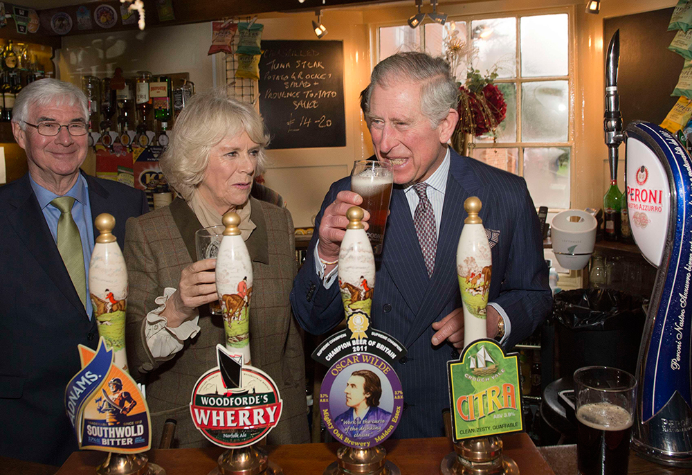 Brindis real. Camila, duquesa de Cornualles, y su esposo, el príncipe Carlos de Inglaterra, prueban una cerveza en el pub “The Bell”, durante una visita a la localidad de Purleigh, al sur de Inglaterra.