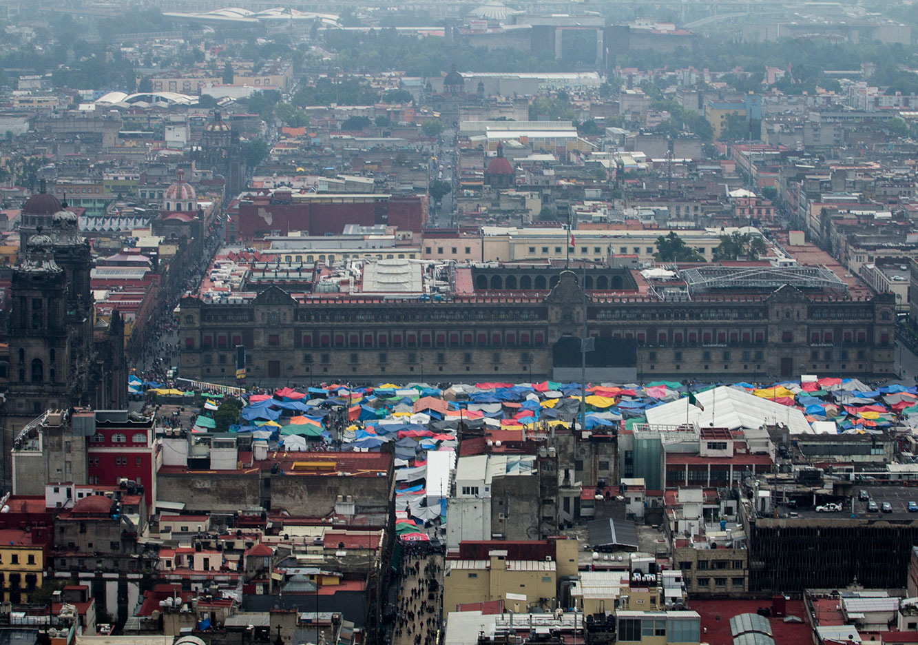 La Secretaría de Desarrollo Económico reportó que en la primera etapa del plantón en el Zócalo capitalino, las pérdidas reportadas ascendieron a unos 260 millones de pesos. Foto: Cuartoscuro La Secretaría de Desarrollo Económico reportó que en la primera etapa del plantón en el Zócalo capitalino, las pérdidas reportadas ascendieron a unos 260 millones de pesos. Foto: Cuartoscuro