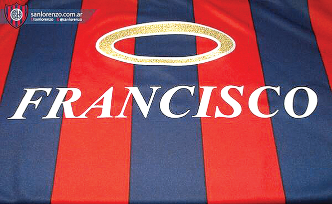 San Lorenzo utilizará hoy ante Colón, en la liga argentina, una camiseta diseñada especialmente para ser enviada al Vaticano como regalo para el papa Francisco: “Seguramente será una de las buscadas por todo el mundo”, dijo Marcela Nicolau. Foto: Especial