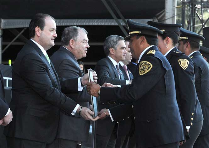 El jefe de Gobierno del DF hizo la entrega simbólica de los mil premios que hubo en el sorteo anual de la policía capitalina entre los que se encuentran 21 automóviles último modelo. El jefe de Gobierno del DF hizo la entrega simbólica de los mil premios que hubo en el sorteo anual de la policía capitalina entre los que se encuentran 21 automóviles último modelo.