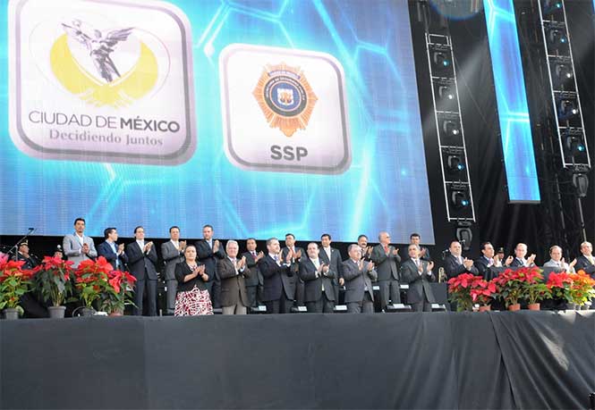 El jefe de Gobierno del DF hizo la entrega simbólica de los mil premios que hubo en el sorteo anual de la policía capitalina entre los que se encuentran 21 automóviles último modelo. El jefe de Gobierno del DF hizo la entrega simbólica de los mil premios que hubo en el sorteo anual de la policía capitalina entre los que se encuentran 21 automóviles último modelo.