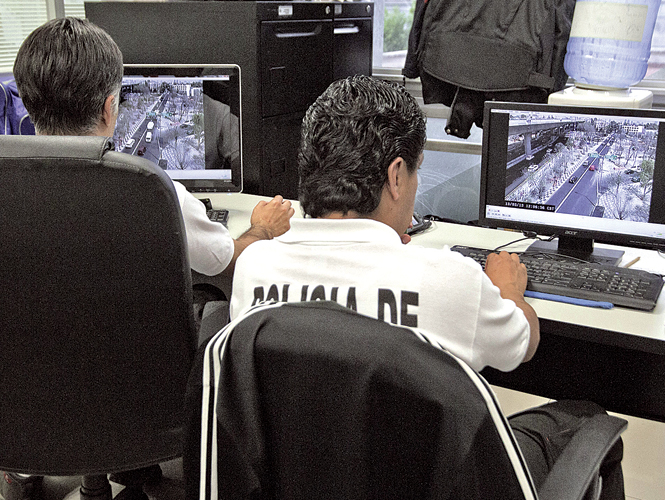 Entre los elementos que laboran en la Unidad Cibernética hay egresados de la carrera de Ingeniería en Computación de la UNAM. Fotos: Eduardo Jiménez
