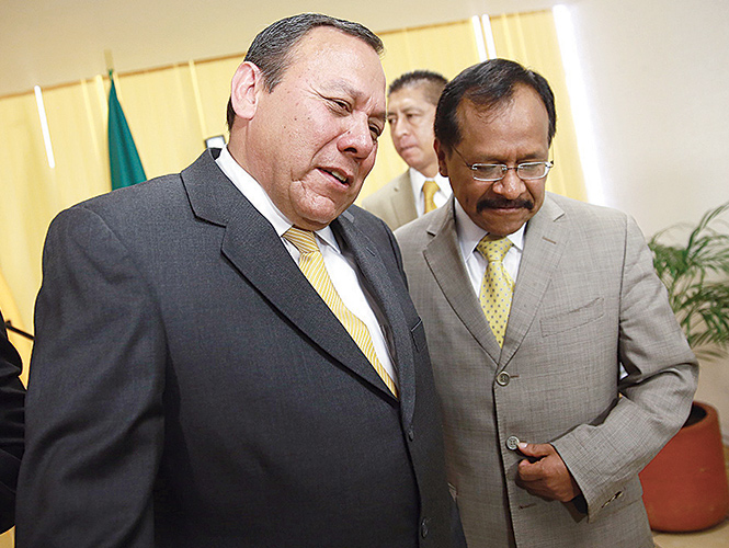 Alejandro Sánchez Camacho, secretario general del PRD, pidió a la sociedad organizada a unirse por la defensa de Pemex. En la imagen, con Jesús Zambrano. Foto: Diego Mateos/Archivo Alejandro Sánchez Camacho, secretario general del PRD, pidió a la sociedad organizada a unirse por la defensa de Pemex. En la imagen, con Jesús Zambrano. Foto: Diego Mateos/Archivo