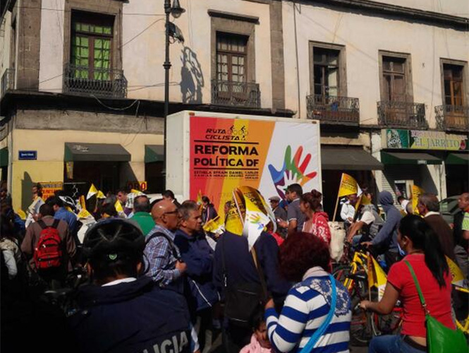 La dirigencia del PRD en el Distrito Federal y legisladores de este partido entregaron al Senado de la República una carta para exigir que se apruebe la Reforma Política cuanto antes. Foto Twitter @LICLAZO La dirigencia del PRD en el Distrito Federal y legisladores de este partido entregaron al Senado de la República una carta para exigir que se apruebe la Reforma Política cuanto antes. Foto Twitter @LICLAZO