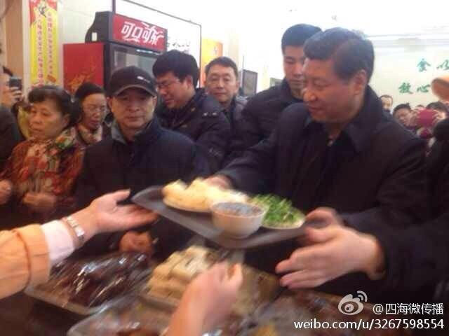 'Baño de pueblo'. El presidente de China, Xi Jinping, sorprendió a sus ciudadanos con una inusual visita a un restaurante popular en Pekín.