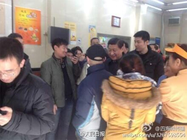 El mandatario acudió a un establecimiento de bollos al vapor en la capital china, con un imperceptible equipo de seguridad