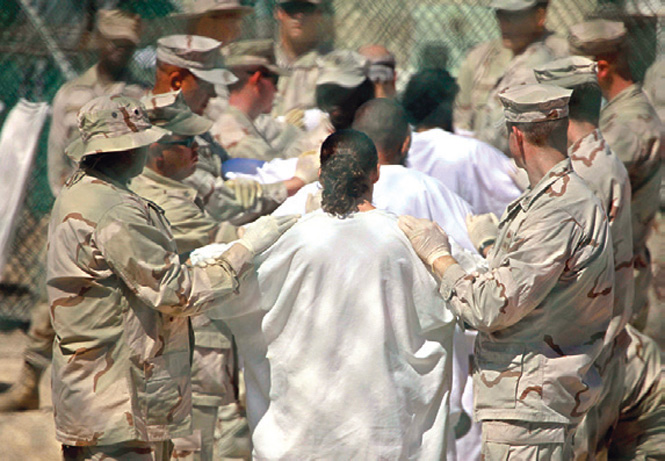 2009. Soldados de EU realizan una inspección en la prisión de Guantánamo, para detectar cosas prohibidas. Foto: AP 2009. Soldados de EU realizan una inspección en la prisión de Guantánamo, para detectar cosas prohibidas. Foto: AP