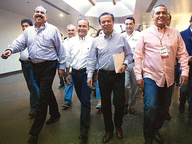 El Pacto por México tiene que seguir porque ha impulsado temas que habían sido olvidados durante décadas, subrayó el líder nacional del PRI, César Camacho Quiroz (derecha). El Pacto por México tiene que seguir porque ha impulsado temas que habían sido olvidados durante décadas, subrayó el líder nacional del PRI, César Camacho Quiroz (derecha).