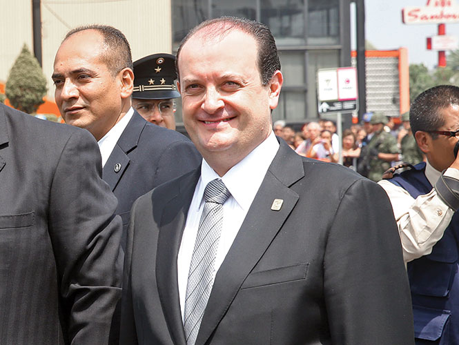 "Ésta es una declaración, es un dicho, por supuesto que ya se trasladó personal de la Procuraduría primeramente al Semefo para verificar si existe algún tema de cadáveres.” Rodolfo Ríos Garza, procurador del DF